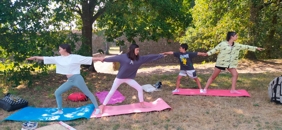 O ioga encheu de deporte e risas a fortaleza de Goián este verán
