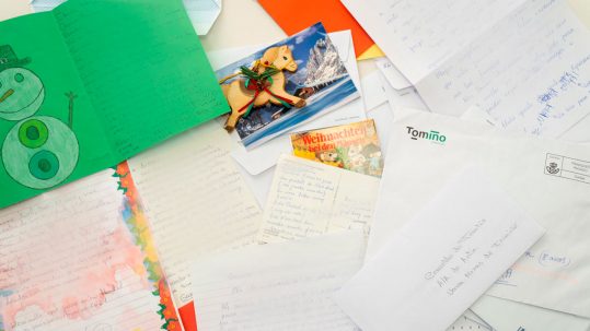 Unha postal polo Nadal personalizada para case 700 maiores de Tomiño
